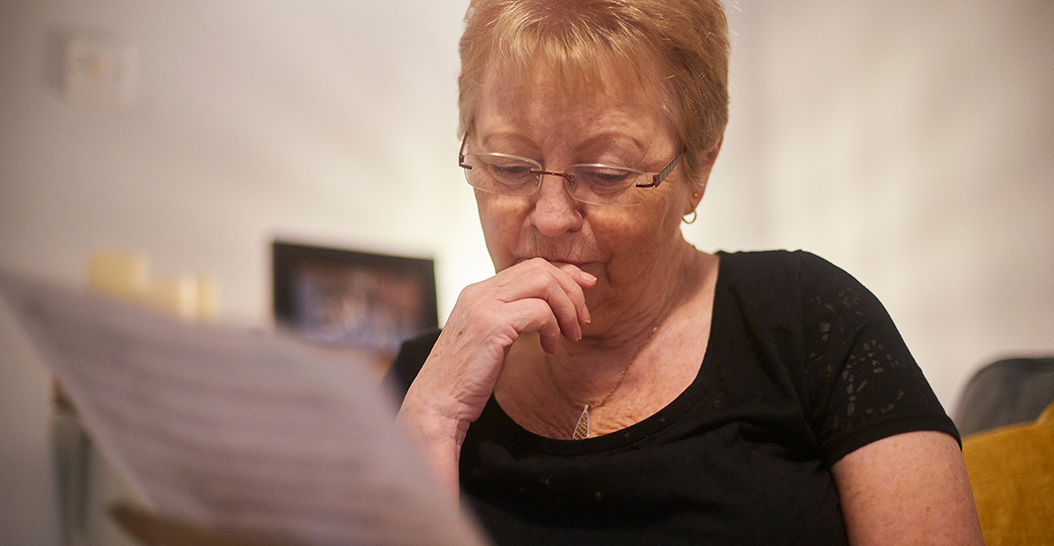 La explotación financiera del adulto mayor a menudo proviene de un ser querido o del cuidador.