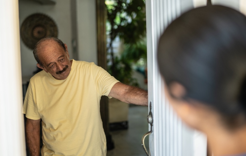 La explotación financiera del adulto mayor a menudo proviene de un ser querido o del cuidador.