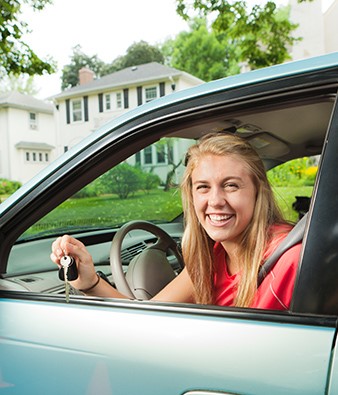 Bonnie conduciendo un coche