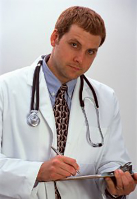 Doctor con portapapeles