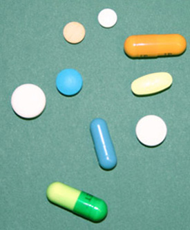Pastillas y cápsulas de varios colores y tamaños.