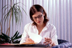Psiquiatra femenina mirando un archivo