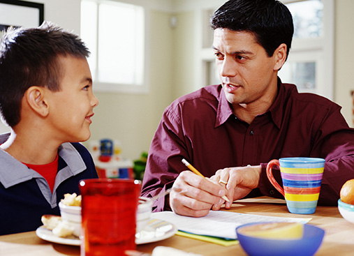 Hombre adulto ayudando a un niño con la tarea