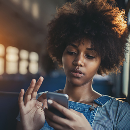 mujer negra adolescente escuchando telefono 